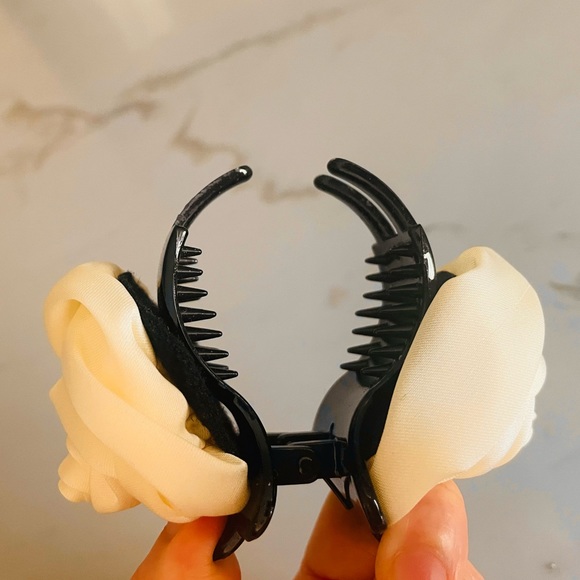 White Rose Ribbon Floral Clamp - Picture 5 of 5